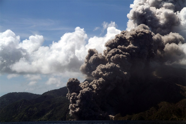 извержение вулкана  на маленьком острове Палуэ рядом с островом Флорес (Индонезия)