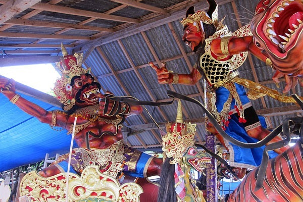 фигуры монстров к параду Ого-ого на балийский Новый год