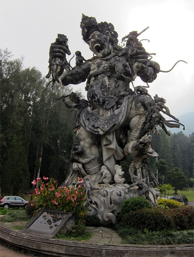 статуя в традиционном стиле на Бали